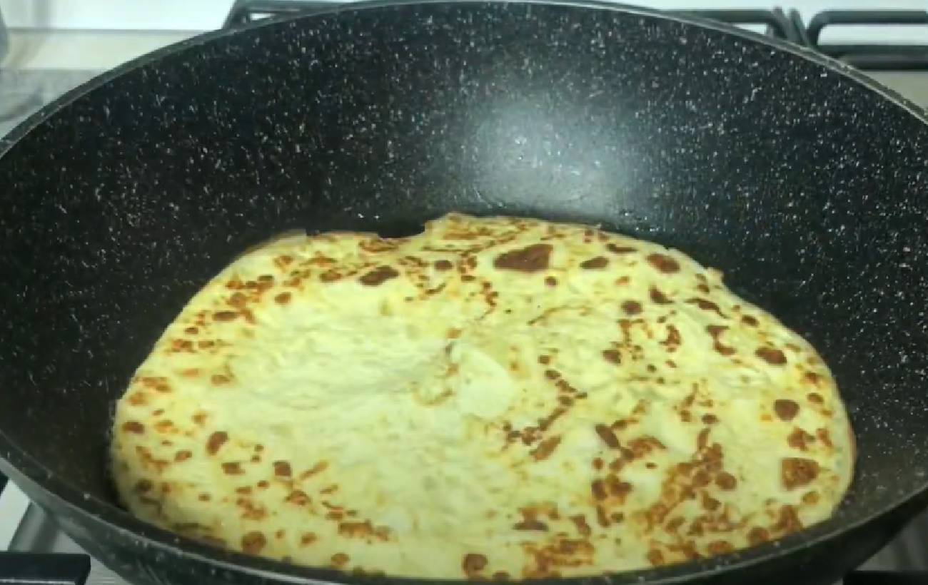 Яичный рулет с мясом и овощами: рецепт оригинального завтрака с простым приготовлением